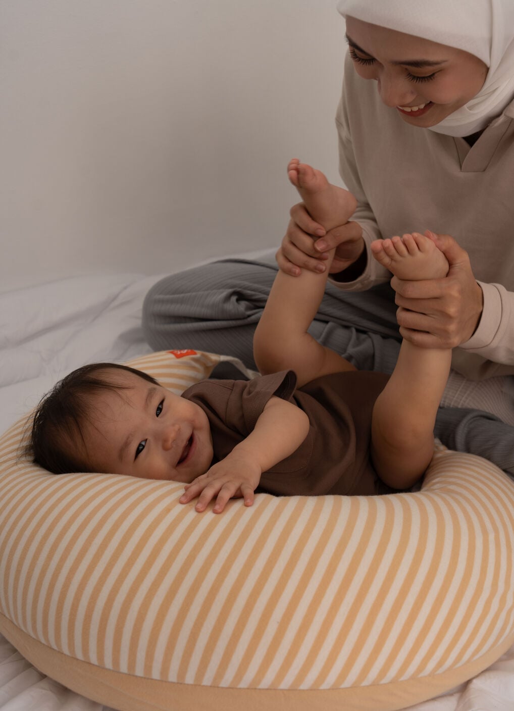Non-toxic Maternity Support & Nursing Moon Pillow, , hi-res image number 5